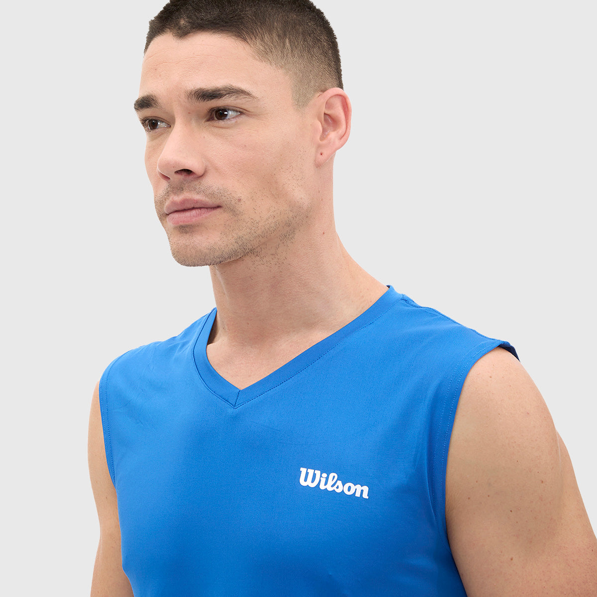 Camiseta Wilson Ultra Ligera Logo Cuello V Hombre - Sports Center