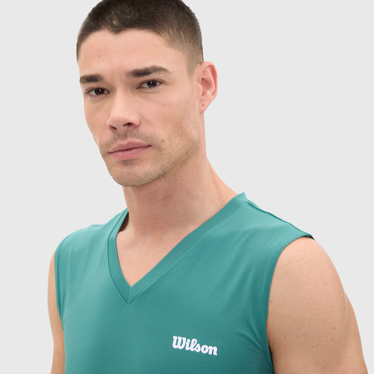 Camiseta Wilson Ultra Ligera Logo Cuello V Hombre - Sports Center