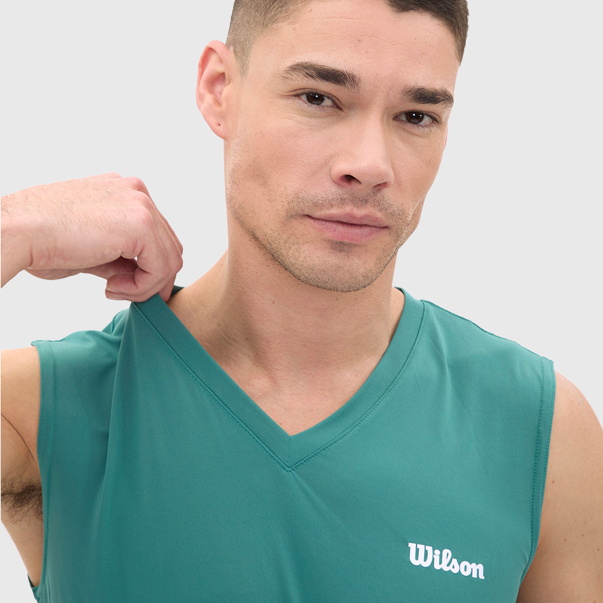 Camiseta Wilson Ultra Ligera Logo Cuello V Hombre - Sports Center