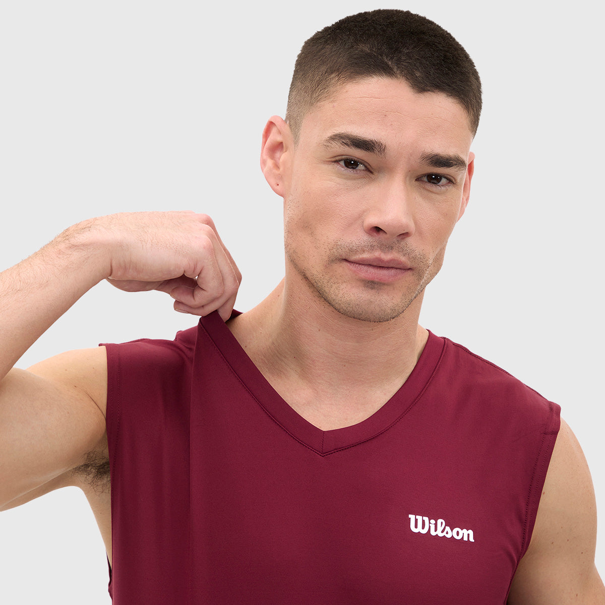 Camiseta Wilson Ultra Ligera Logo Cuello V Hombre - Sports Center