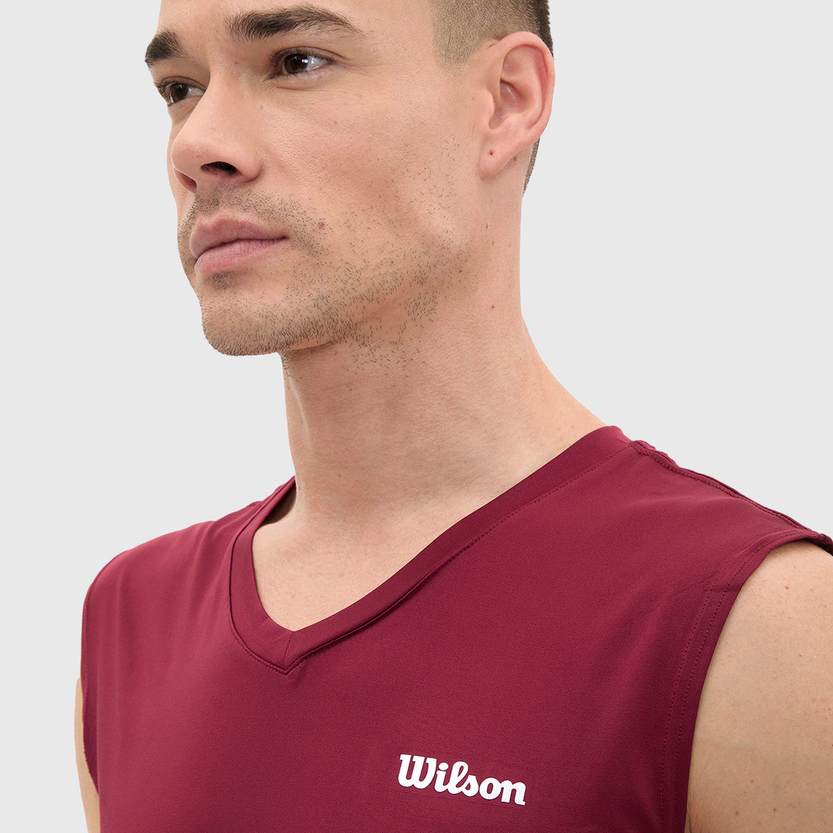 Camiseta Wilson Ultra Ligera Logo Cuello V Hombre - Sports Center