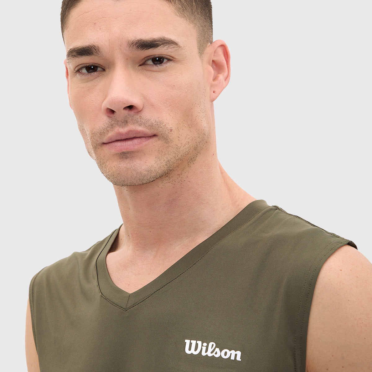 Camiseta Wilson Ultra Ligera Logo Cuello V Hombre - Sports Center