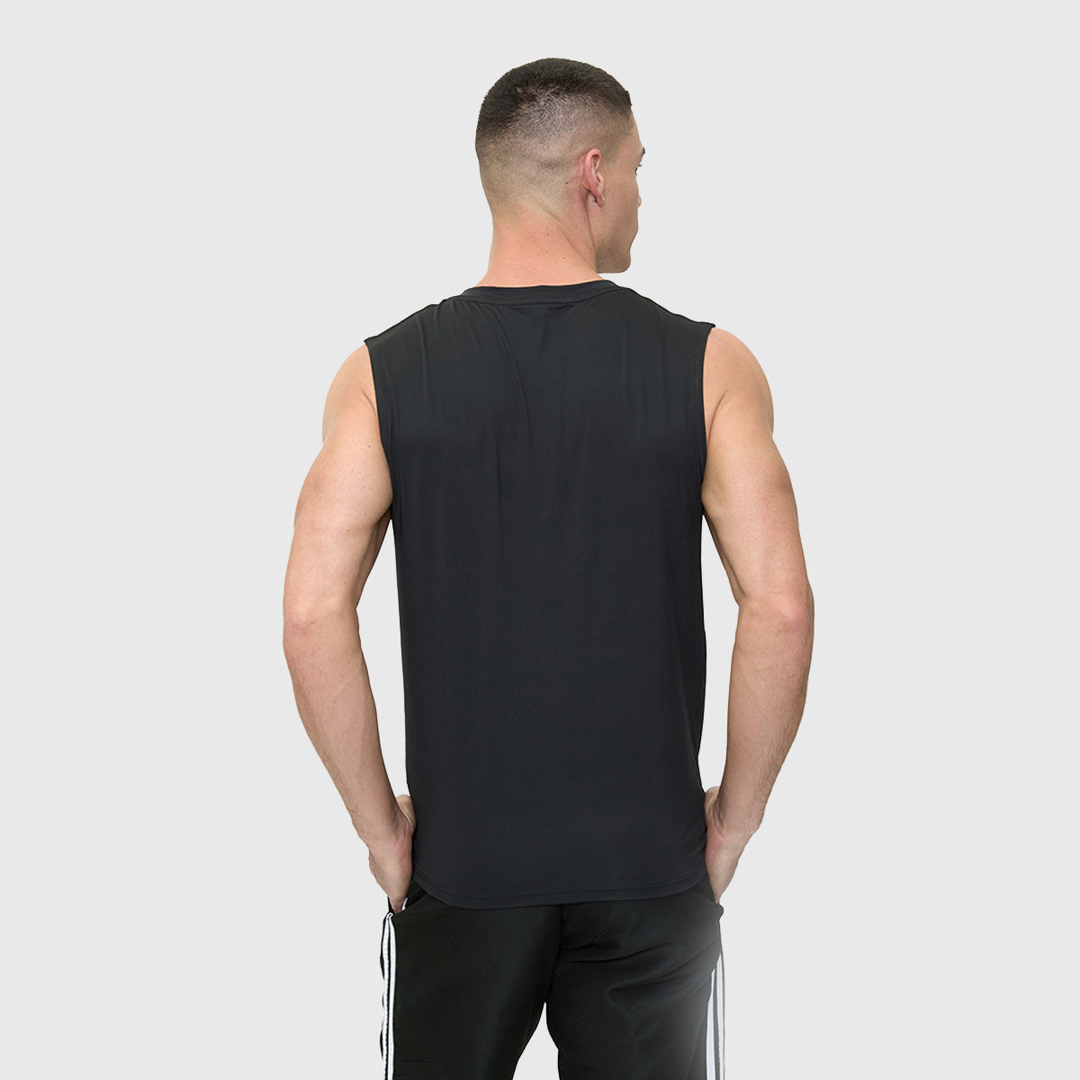 Camiseta Wilson Ultra Ligera Logo Cuello V Hombre - Sports Center