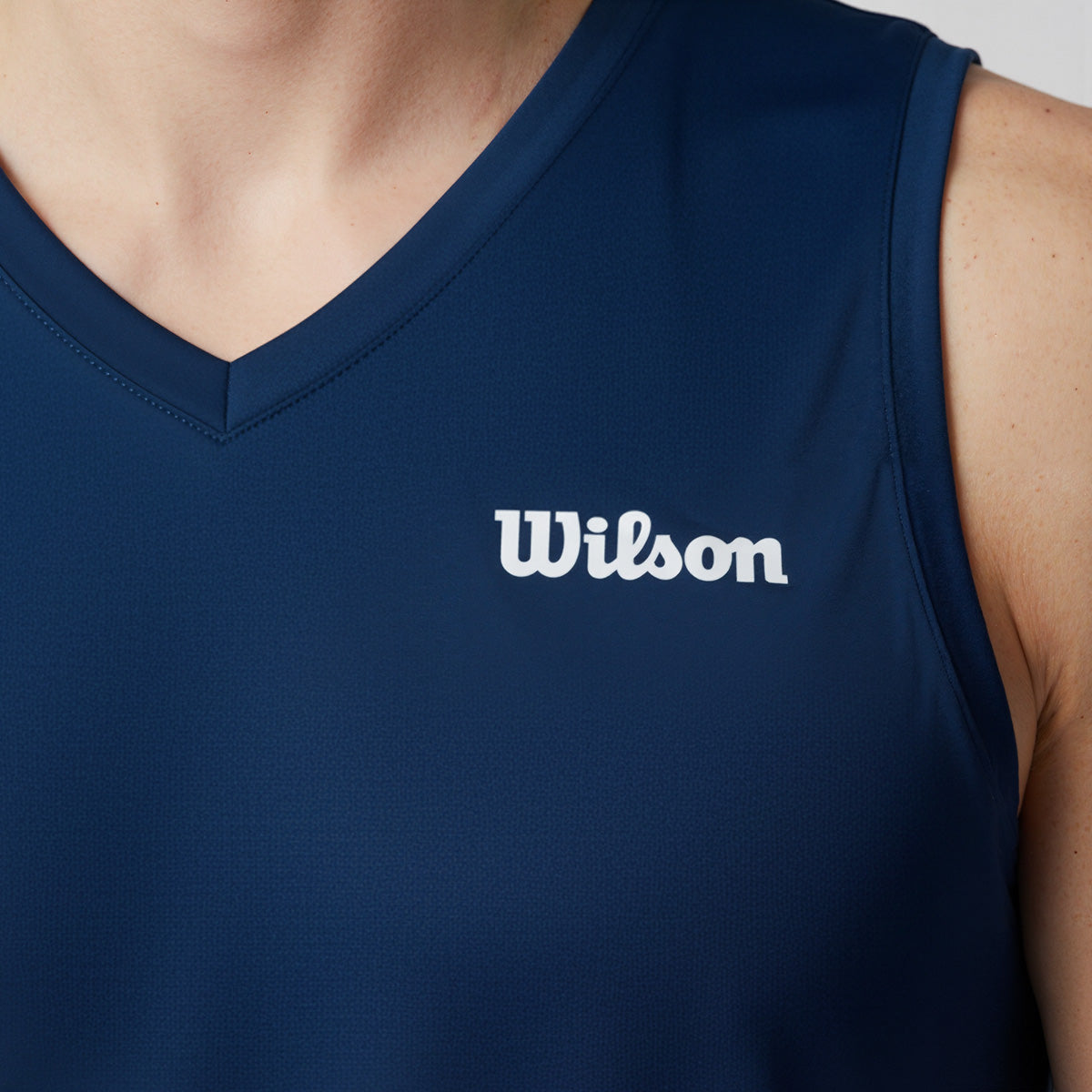 Playera Wilson Ultra Ligera Sin Manga Cuello en V para Hombre - Sports Center